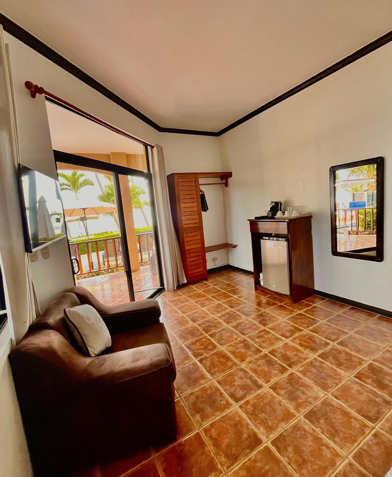 The Backyard Beachfront Hotel Jaco Exterior photo